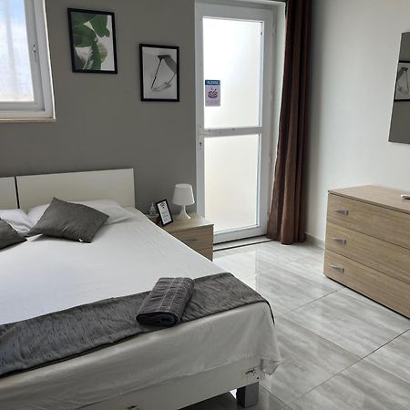 F5 Room 1, Private Double Room With Private Bathroom And Balcony In Shared Flat 음시다 외부 사진