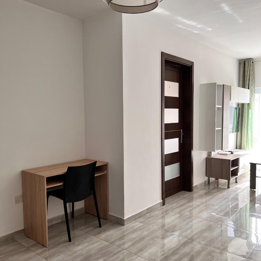 F5 Room 1, Private Double Room With Private Bathroom And Balcony In Shared Flat 음시다 외부 사진