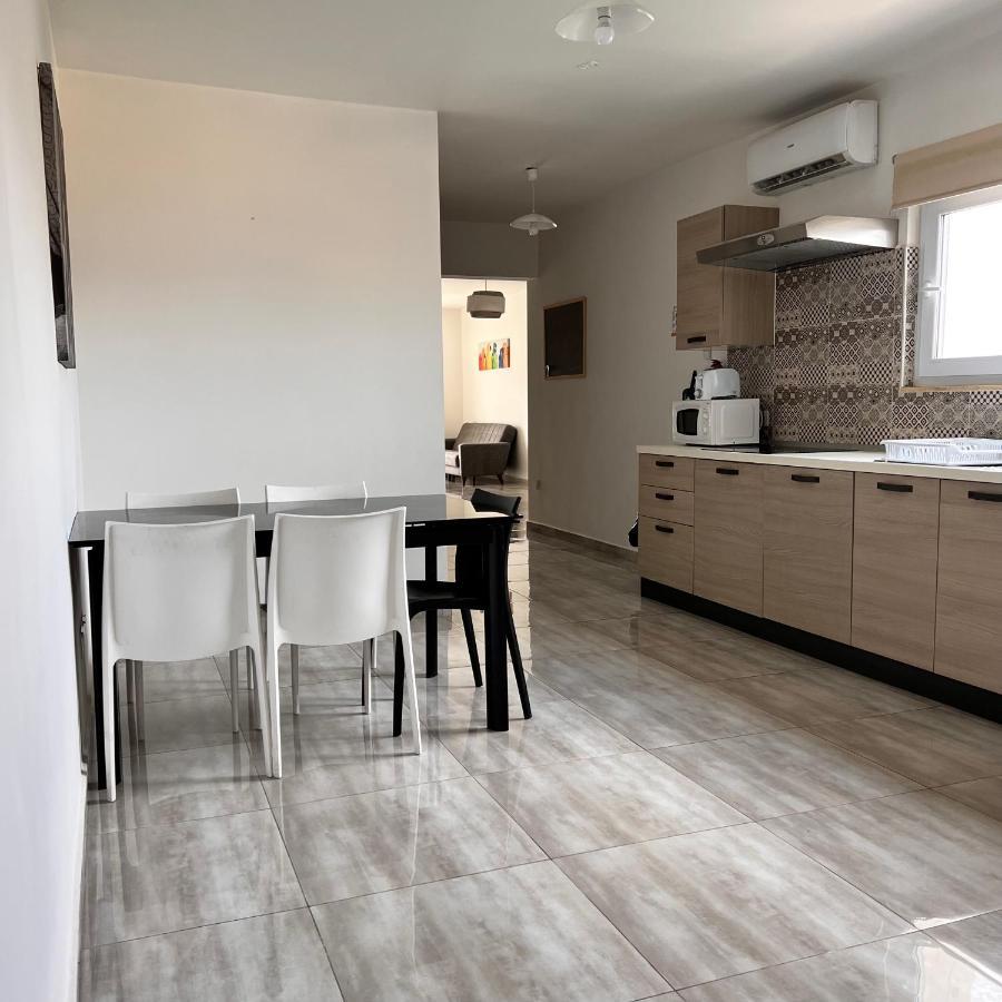 F5 Room 1, Private Double Room With Private Bathroom And Balcony In Shared Flat 음시다 외부 사진