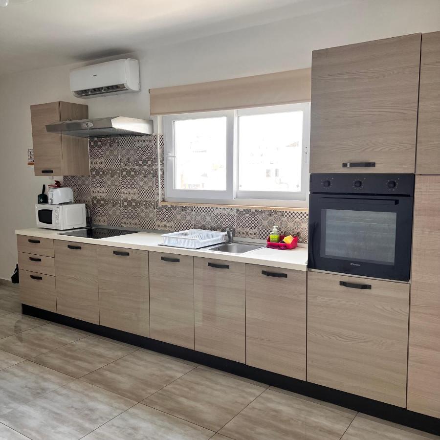 F5 Room 1, Private Double Room With Private Bathroom And Balcony In Shared Flat 음시다 외부 사진