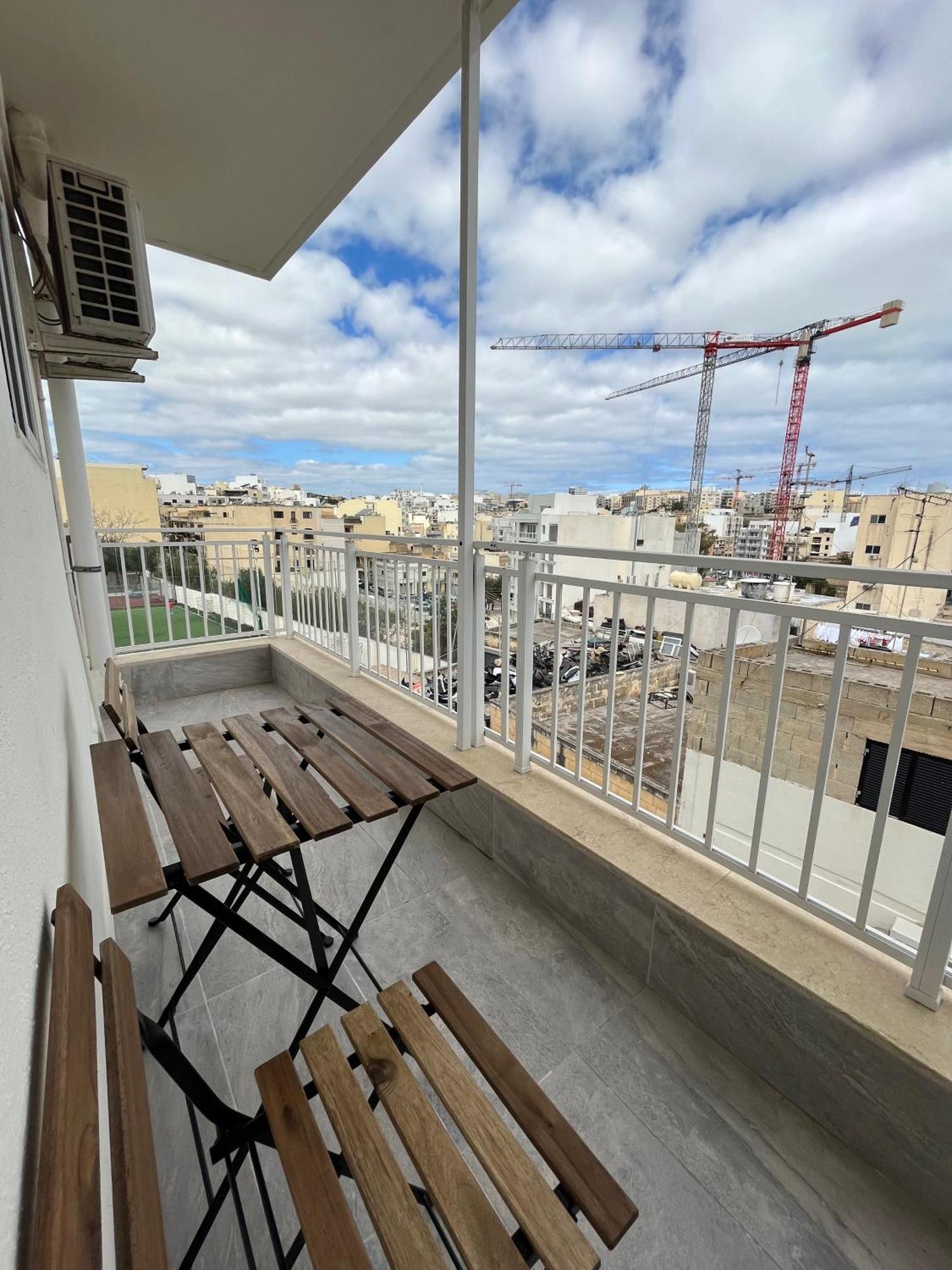 F5 Room 1, Private Double Room With Private Bathroom And Balcony In Shared Flat 음시다 외부 사진